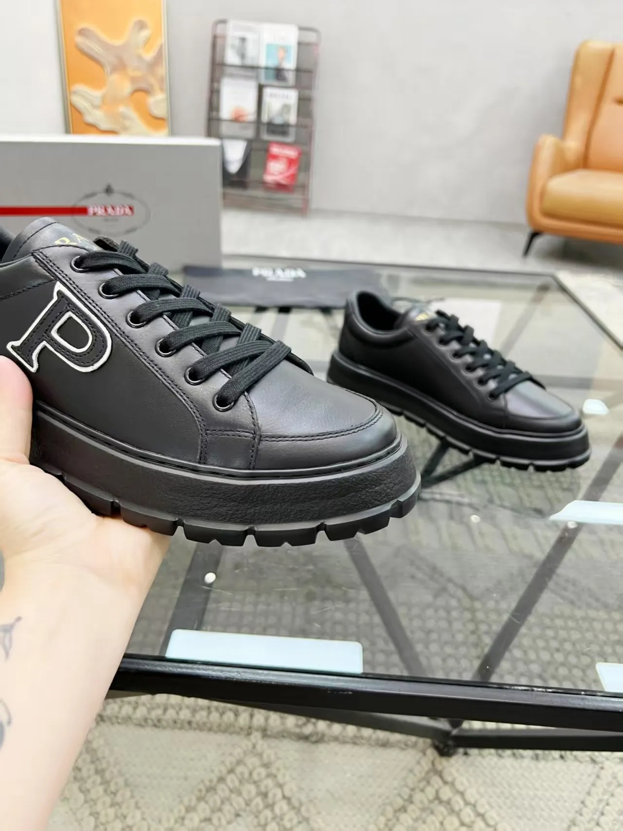 Men's Men's Shoes 💰440 [New Style] 🎍🎍Prada Prada's new men's leather sneakers, the highest version on the market, any comparison is welcome🆚! The original leather has excellent texture and is super high-end! Fetal sheep net lining imported from Italy, removable pad! Luxurious materials and fine workmanship, highly recommended! Code: 38-44 (45 can be customized